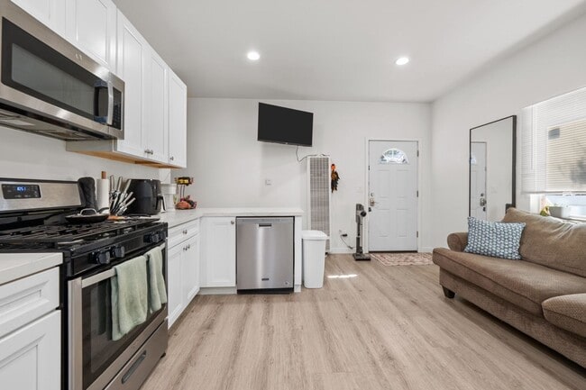 Building Photo - Private turfed yard!