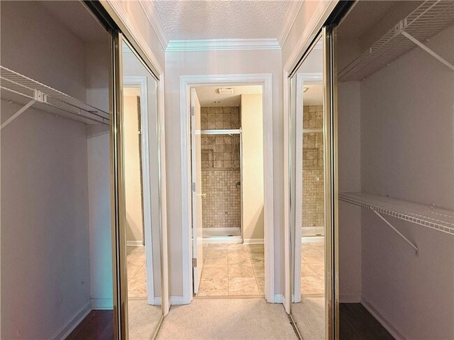 Building Photo - 7024 Somerset Cir