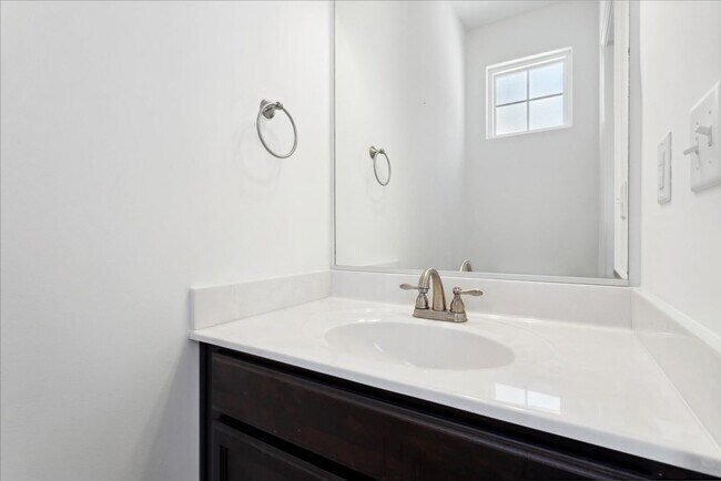 Building Photo - Huntington Pointe