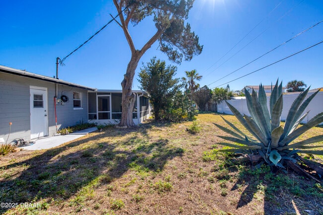 Building Photo - 3041 N Oleander Ave