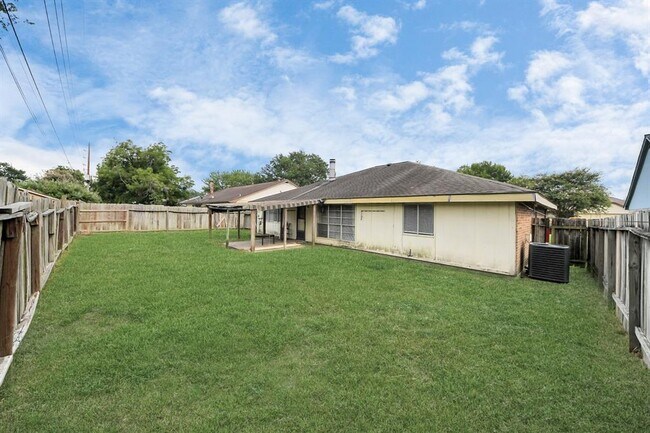 Building Photo - 13610 Piney Oaks Dr