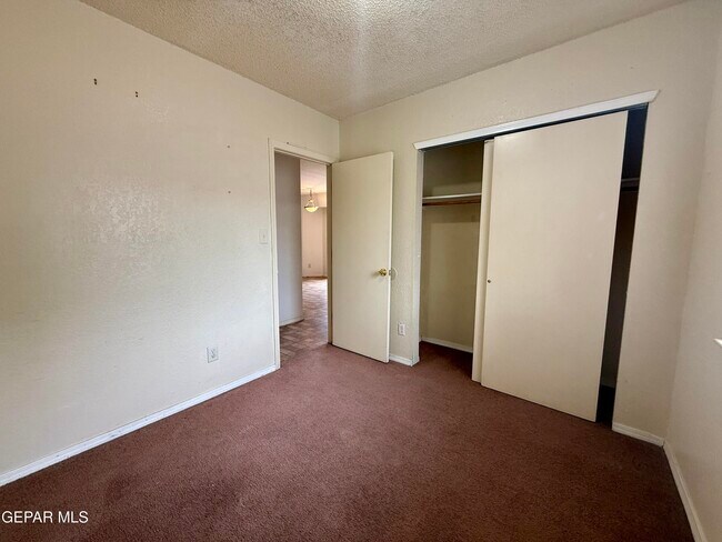 Building Photo - 12118 Royal Woods Dr