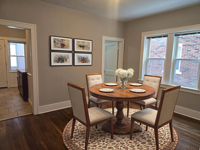 Building Photo - 1026 Lakepointe St