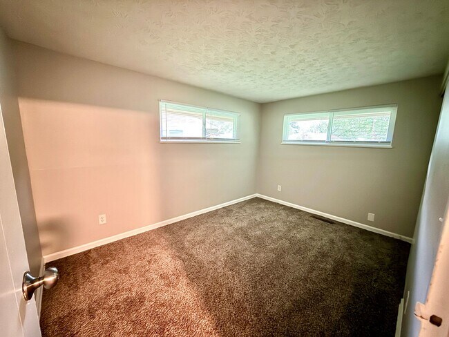 Building Photo - 300 Ives Ln