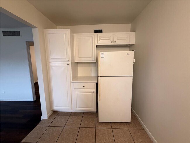 Building Photo - 3304 Red River St