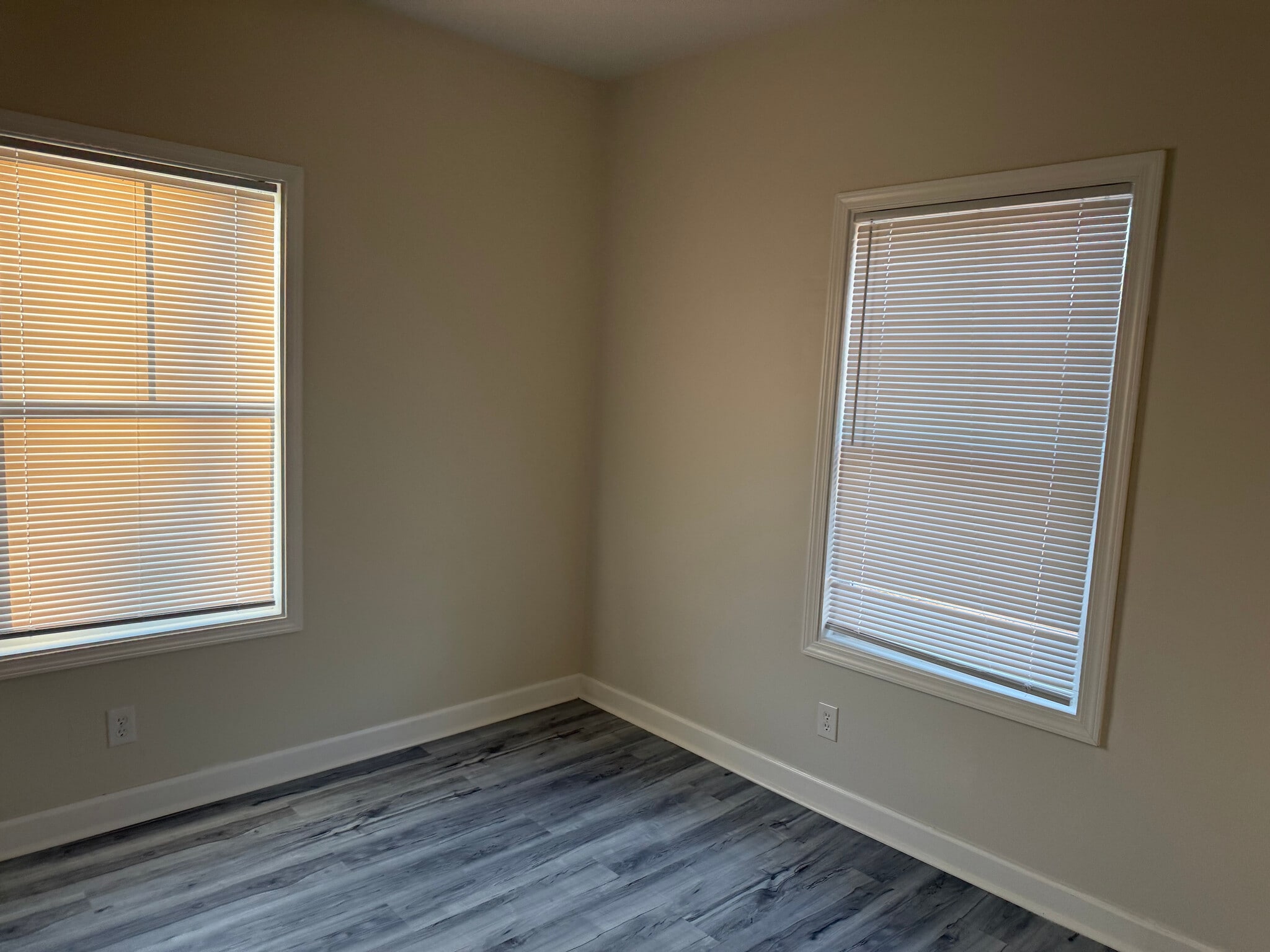 Building Photo - Room in Apartment on Campbellton Rd SW