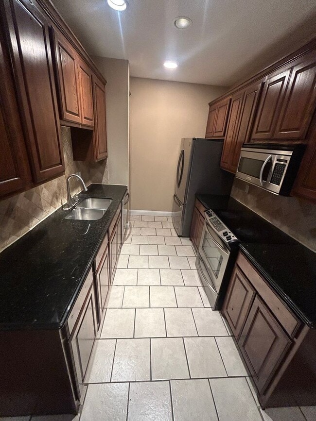 Building Photo - 1305 Halcyon Pl