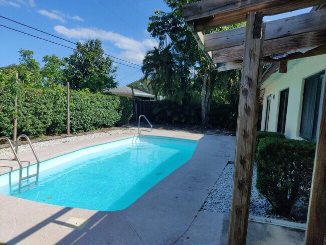 Building Photo - 609 White Water Dr