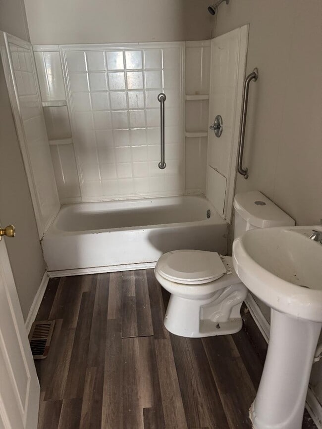 Building Photo - 324 15th Ave W