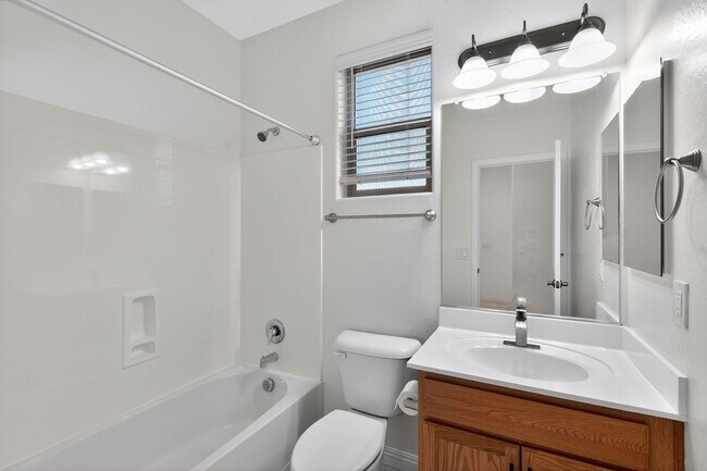 Building Photo - Spacious 4BR House in Goodyear