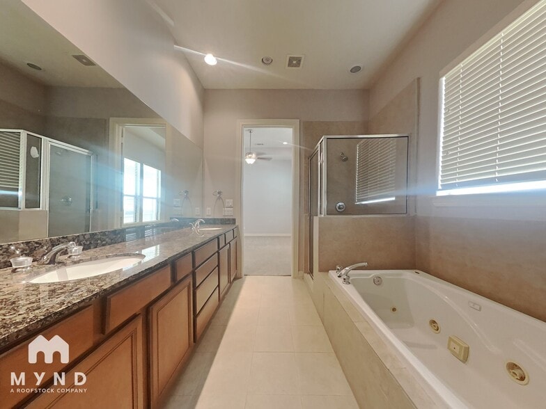 Building Photo - 3838 Center St