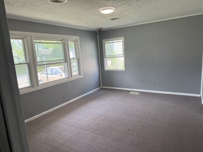 Building Photo - 1052 Duxberry Ave