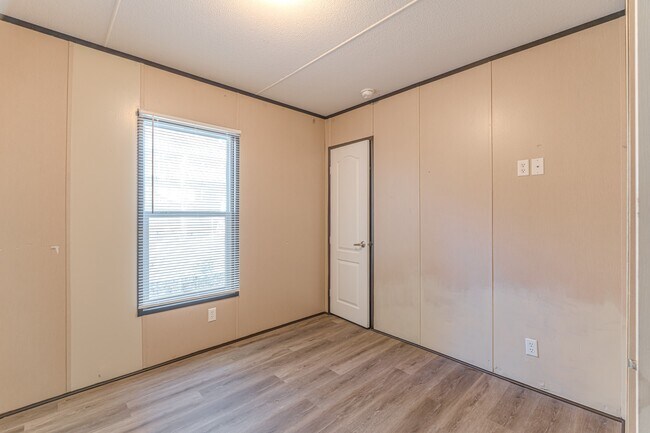 Building Photo - 13154 S Lee Shore Dr