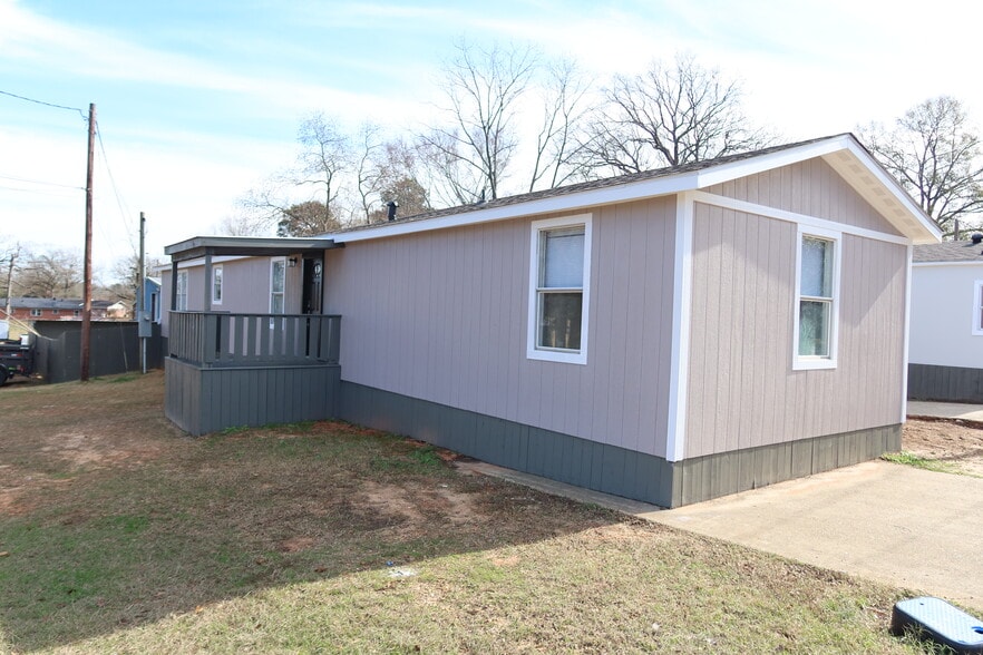 Exterior - 124 N Violet St