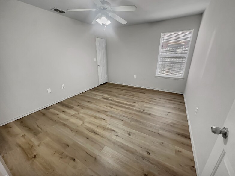 Building Photo - 509 N Brentwood Ave