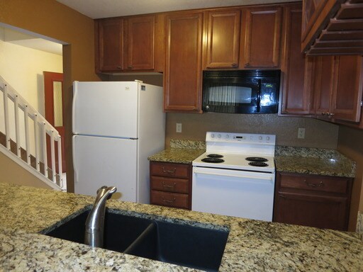 Building Photo - Beautiful Townhome in Gated Community!!