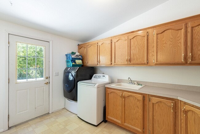 Building Photo - TENTATIVELY RENTED Rare Home, 3 Bedrooms, 2 Bathrooms, Rural Setting