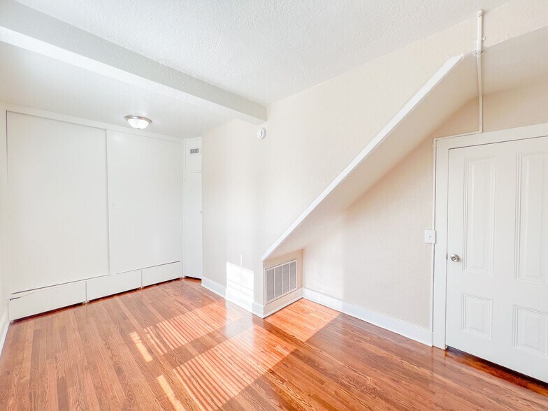 Building Photo - 10802 Chestnut St