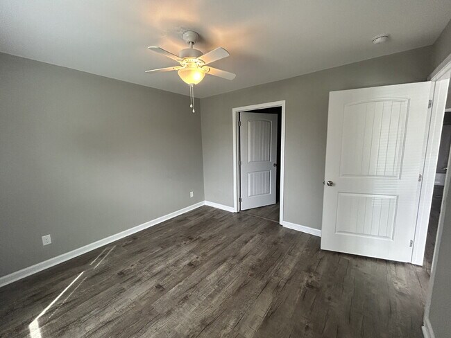 Building Photo - 2BD 2BA DUPLEX IN BAXTER