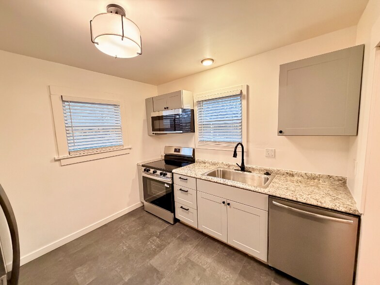 Building Photo - 2755 Grandview Ave