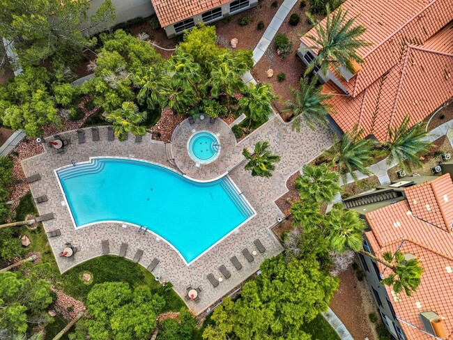 Building Photo - Upgraded 1 Bedroom Condo in Gated Communit...