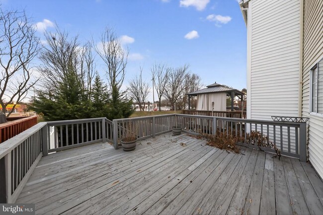 Building Photo - 409 Feather Dr