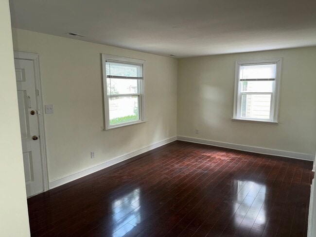 Building Photo - Beautiful renovated 3 bedroom 2 full bath ...