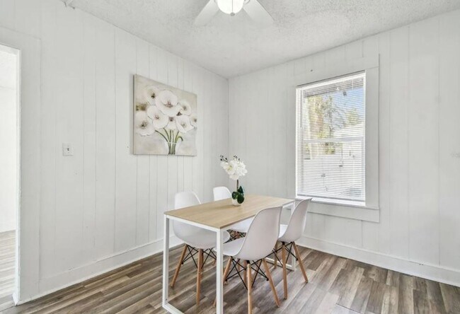 Building Photo - Housing Voucher Accepted: Charming 4-Bedroom Home in Saint Petersburg