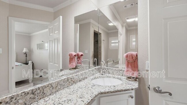 Building Photo - 156 Trelawney St