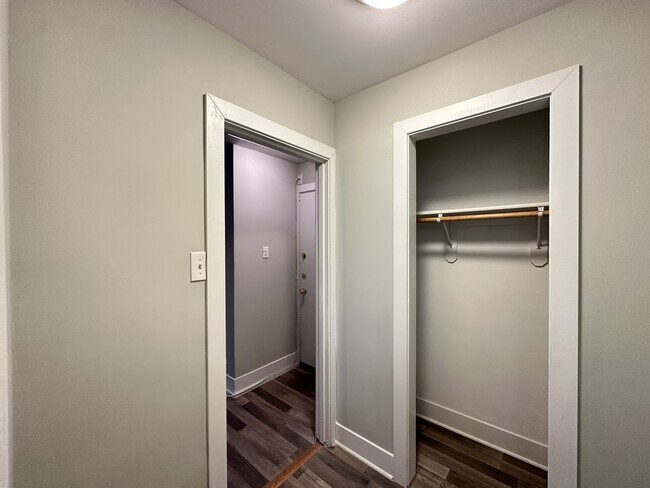 Building Photo - 450 W Wellington Ave