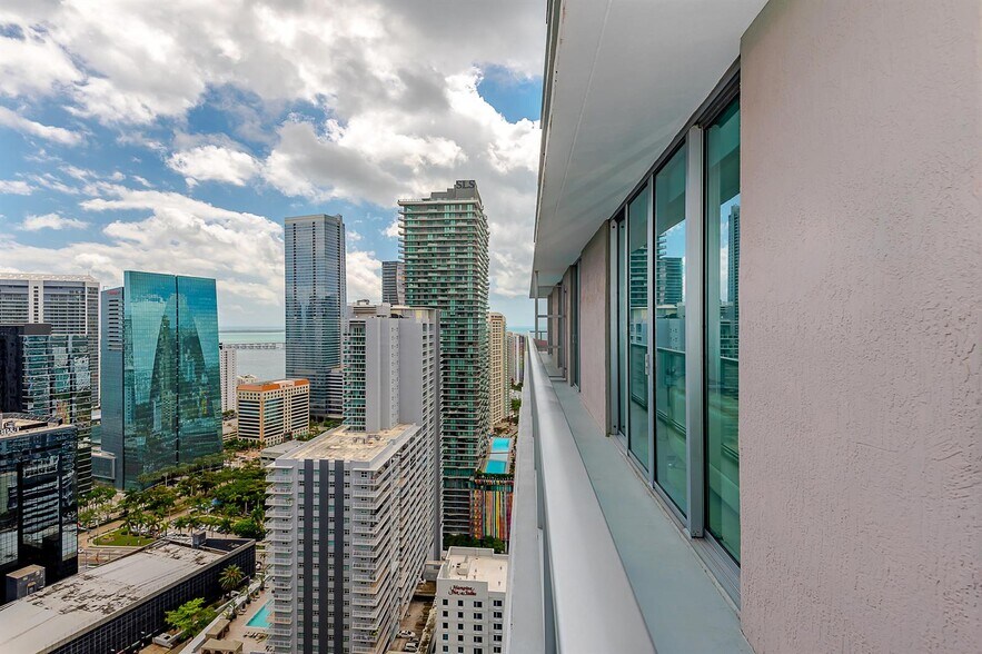 Building Photo - 1111 SW 1st Ave