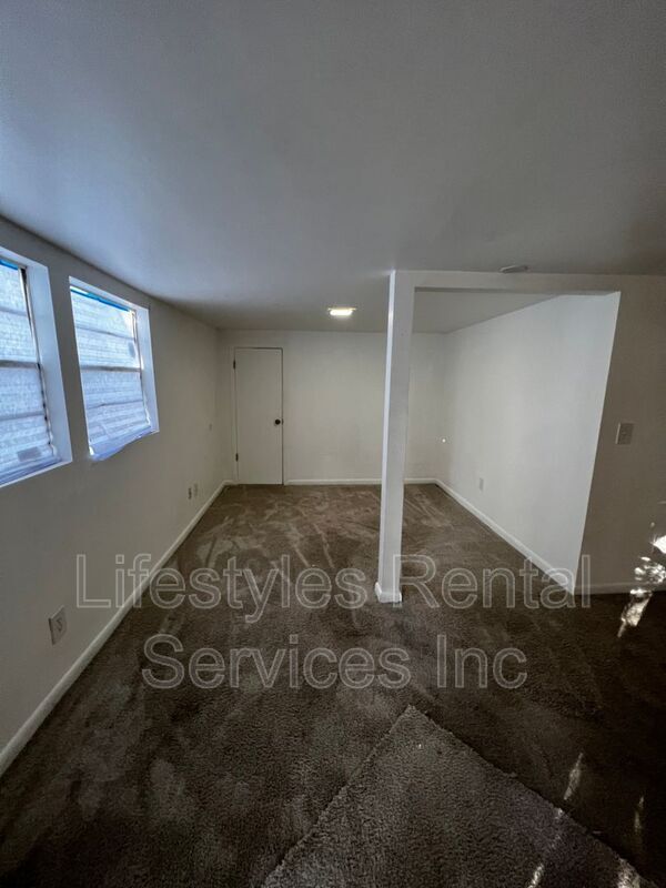 Building Photo - 3719 Mayflower St#C C