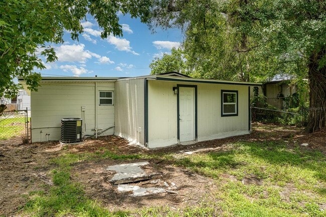 Building Photo - 833 N Suwannee Ave