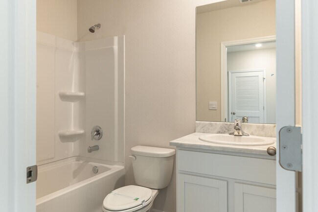 Building Photo - 3 Bedroom Townhome - Star Farms