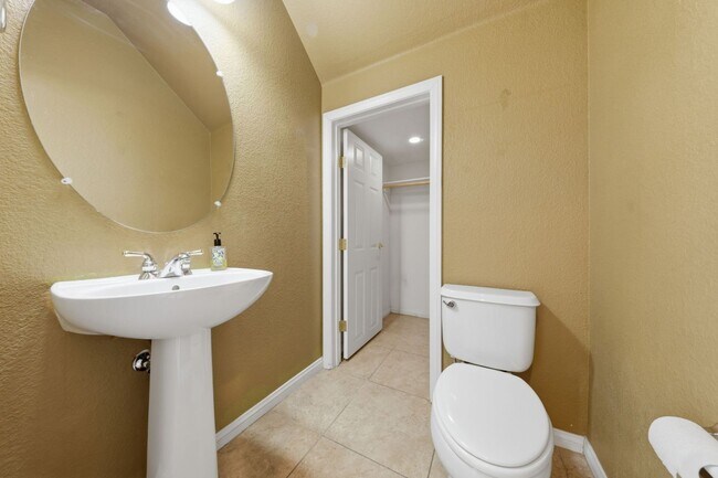 Building Photo - Spacious Summerlin Gem with Loft and Balcony Suite