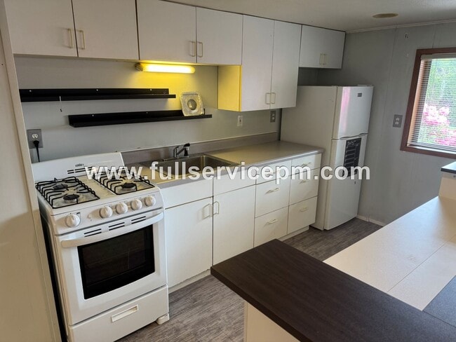 Building Photo - Lower basement studio unit in a house