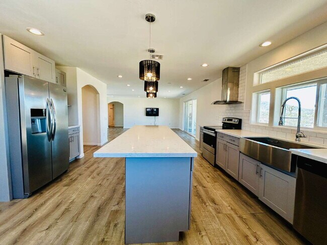 Building Photo - Gorgeous 3 bd, 2.5 ba on 1 acre