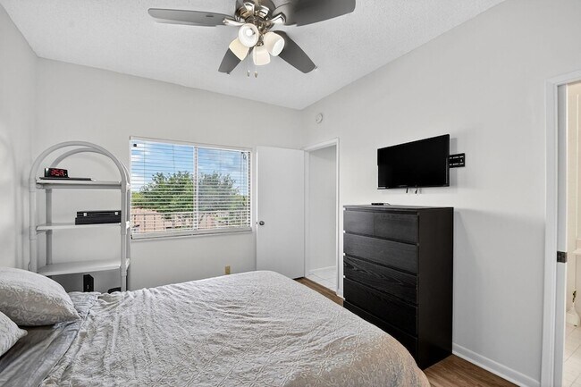 Building Photo - 6193 Pointe Regal Cir