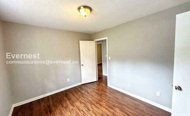 Building Photo - SPECIAL PROMOTION | 3 Bed, 2 Bath Home with Garage / Pet-Friendly / Available Soon!