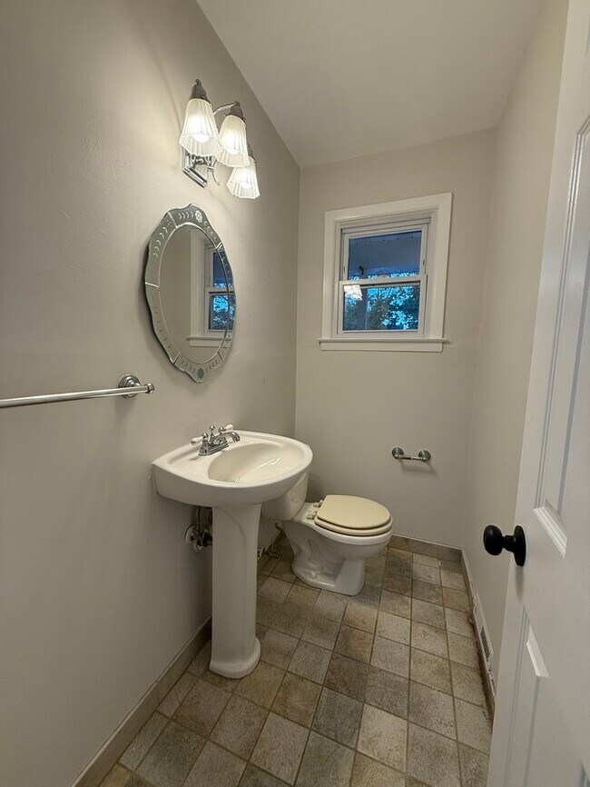 Building Photo - 16 Meadowview Dr