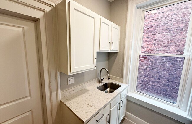 Building Photo - 2724 Jefferson Ave