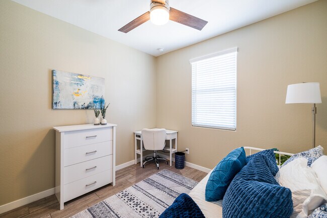 Bedroom 3 with desk - 8924 W Solano Dr