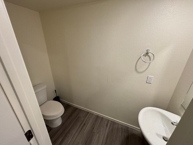 Building Photo - Gorgeous 3Bed/2.5Bath/2Car Townhome located in Southwest Las Vegas- Make the Move for Less: $300 ...