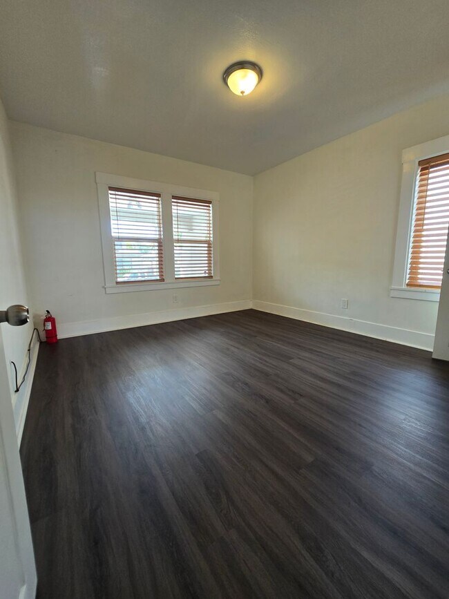 Building Photo - Upgraded Single Story Home in Oakland ....