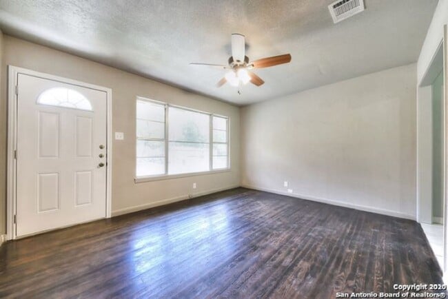 Building Photo - 3 Bedroom/1 Bath Sunset Hill Subdivision