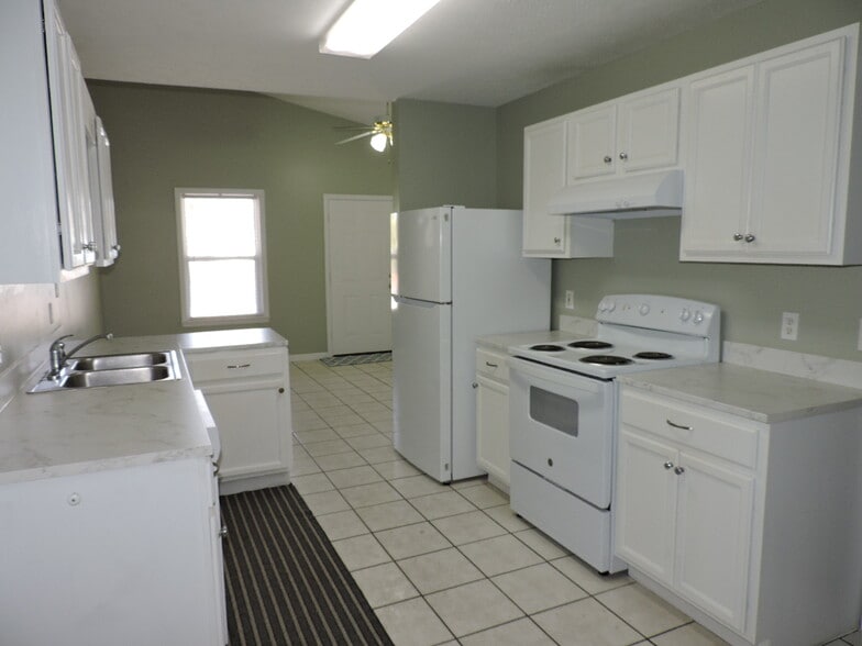 Building Photo - 5931 Pinetree Ave