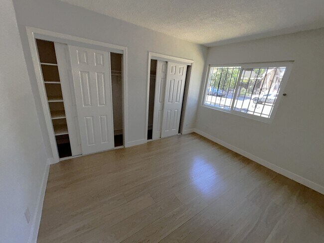 Building Photo - 916 S Manhattan Pl