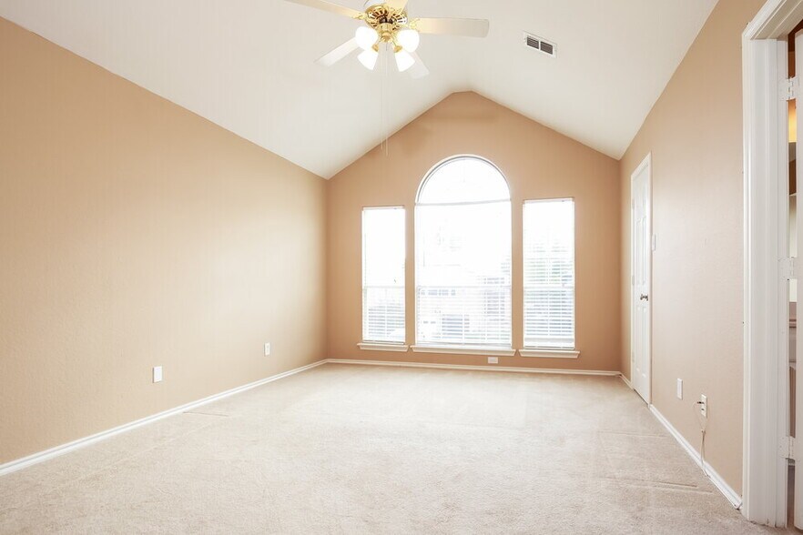 Building Photo - 3011 Renaissance Dr