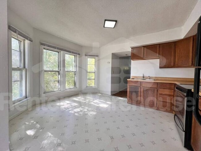 Building Photo - Spacious 2 Bedroom Duplex