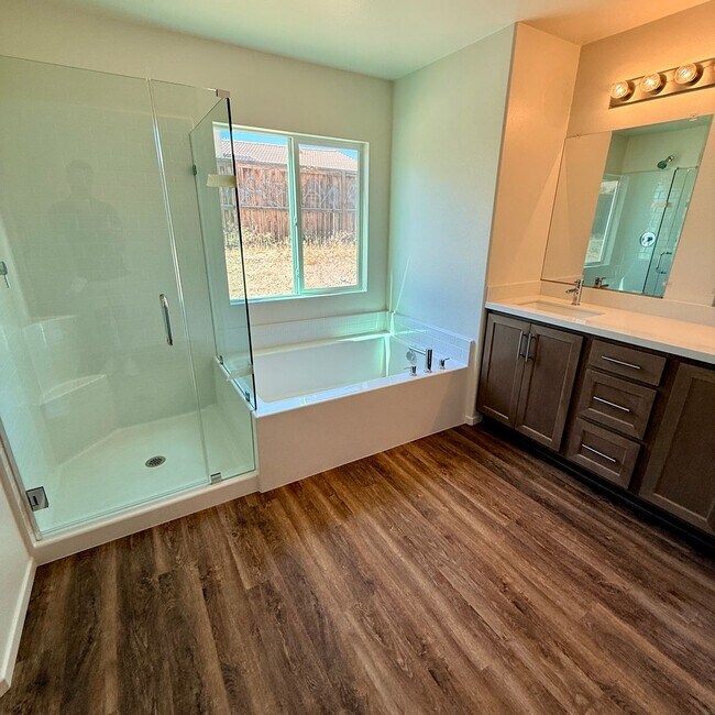 Building Photo - BRAND NEW 4 BEDROOM ADELANTO HOME